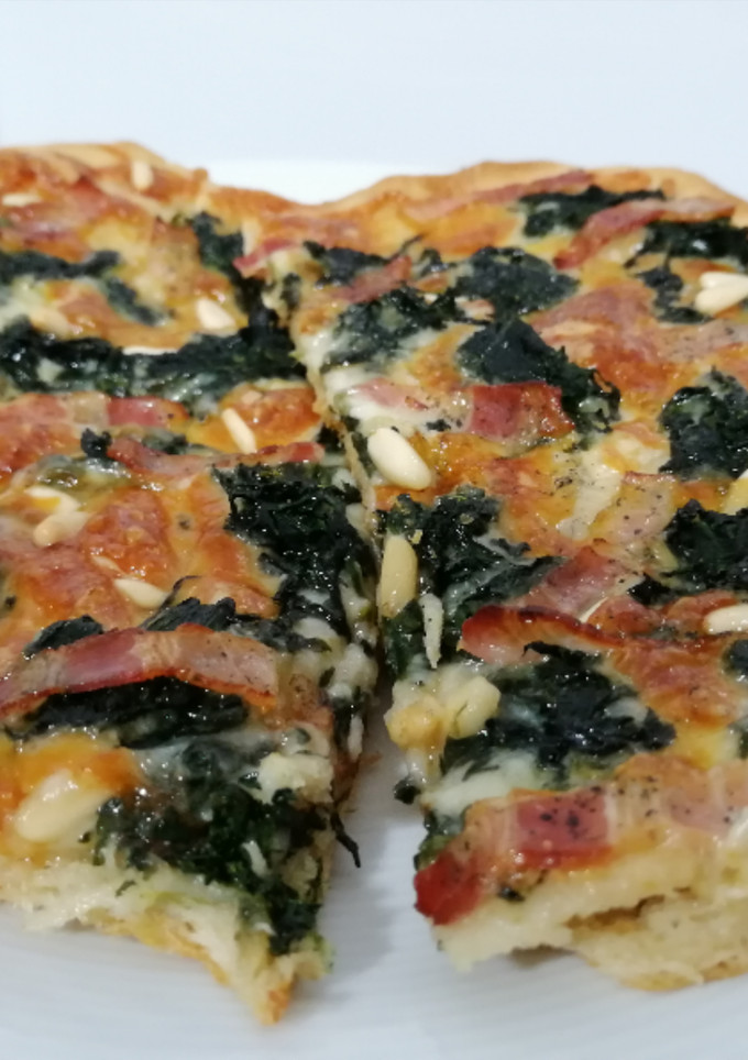Una foto de "Casi Pizza" de espinacas y bacon