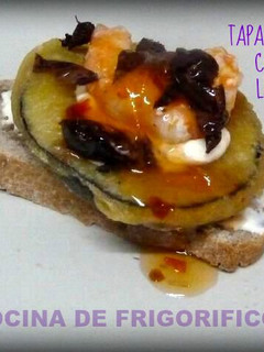 Una foto de Tapa de berenjena y langostino