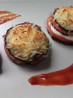 Una foto de Milhojas de berenjenas, jamón y queso