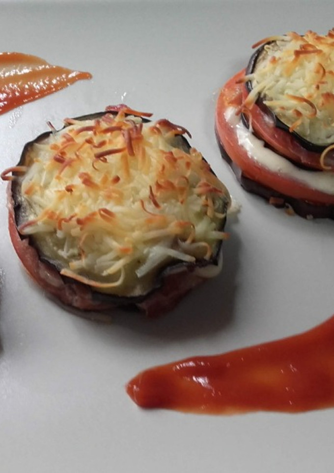 Una foto de Milhojas de berenjenas, jamón y queso