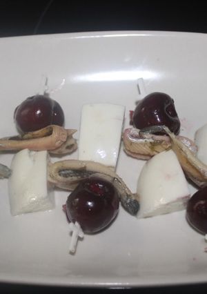 Una foto de Banderillas de Boquerones con Queso y Cerezas