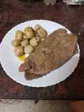 Hígado adobado a la plancha con papas arrugas
