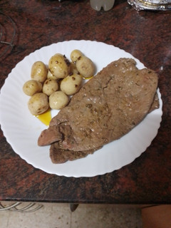 Una foto de Hígado adobado a la plancha con papas arrugas