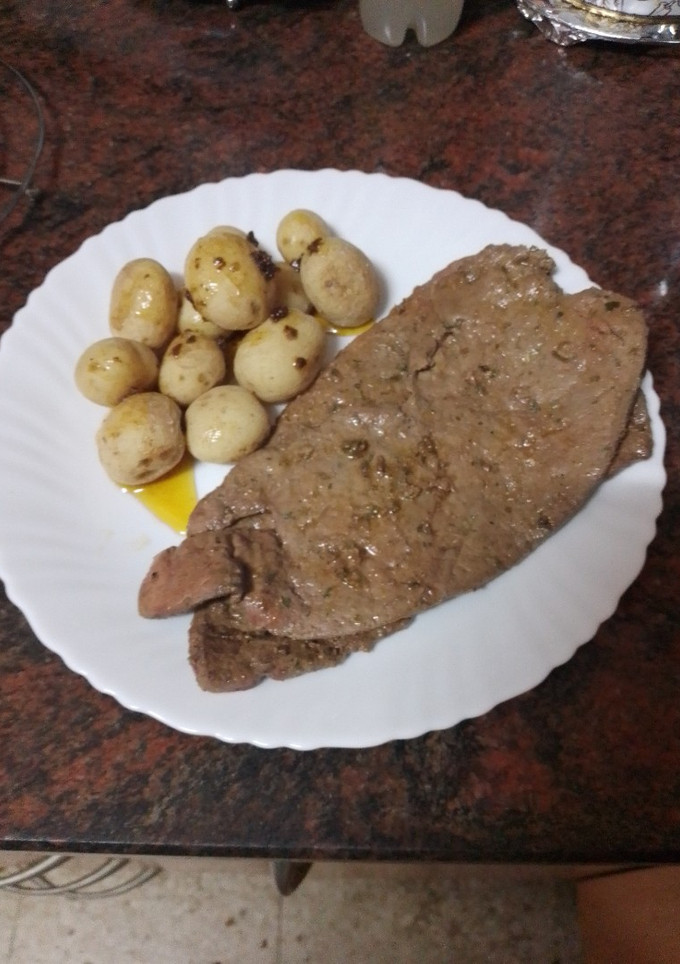 Una foto de Hígado adobado a la plancha con papas arrugas