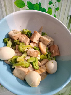 Foto resep Tumis brokoli tahu telur puyuh bakso