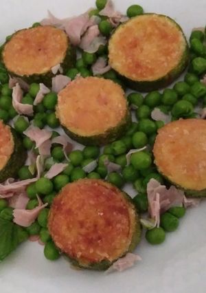 Foto di Anelli di zucchine, prosciutto cotto e piselli