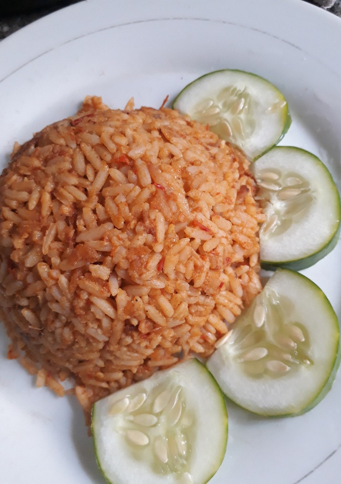 A picture of Jollof with cucumber.