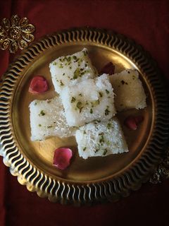 नारियल बर्फी (nariyal barfi recipe in Hindi) रेसिपी मुख्य फोटो