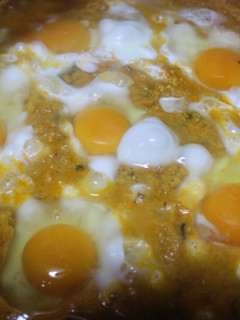Una foto de Huevos revueltos con atún y tomate