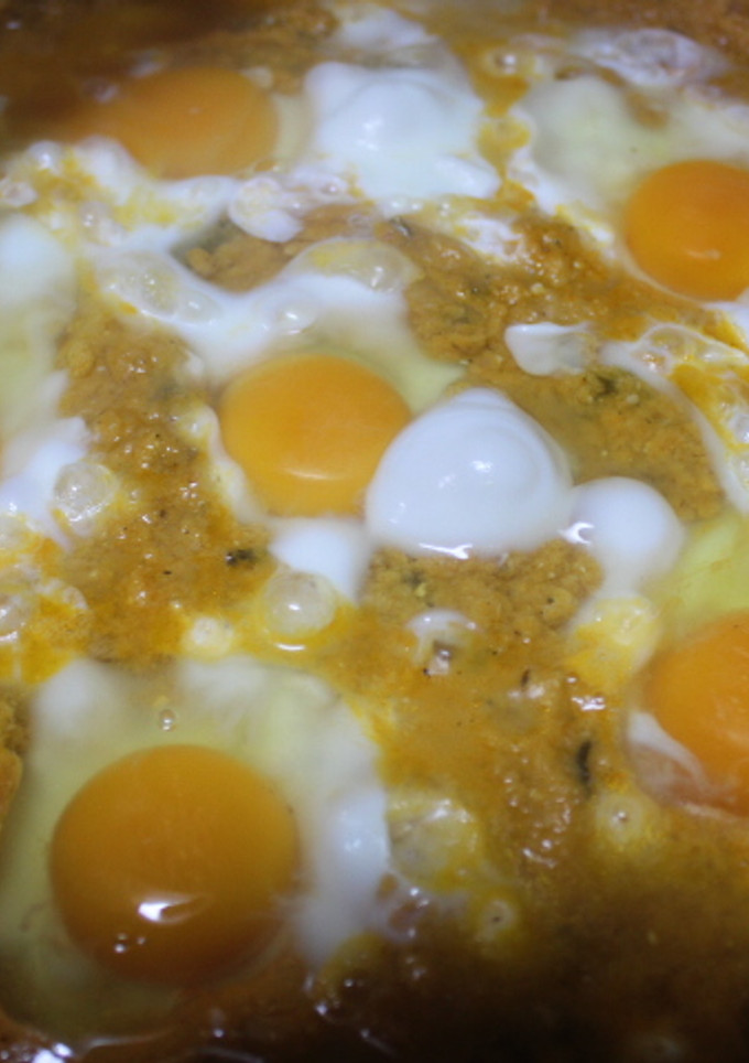 Una foto de Huevos revueltos con atún y tomate