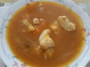 Una foto de sopa de rape y almeja