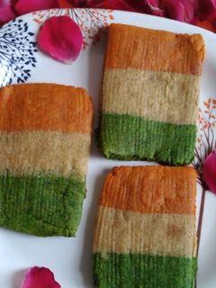 तिरंगा व्हीट फ्लोवर कुकीज (tiranga wheat flavour cookies recipe in marathi) रेसिपी चे मुख्य फोटो