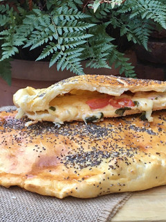 Una foto de CALZONE CAPRESE sin levadura 🍅🧀🌿