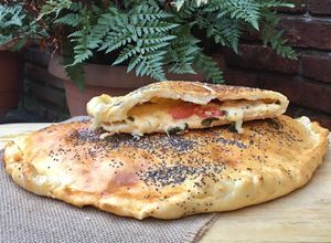 Una foto de CALZONE CAPRESE sin levadura 🍅🧀🌿