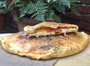 Una foto de CALZONE CAPRESE sin levadura 🍅🧀🌿