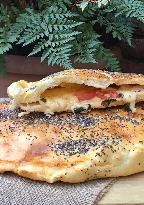 Una foto de CALZONE CAPRESE sin levadura 🍅🧀🌿