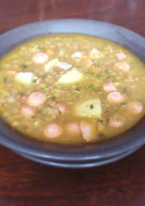 Una foto de Sopa de Lentejas con Salchicha y Tocineta