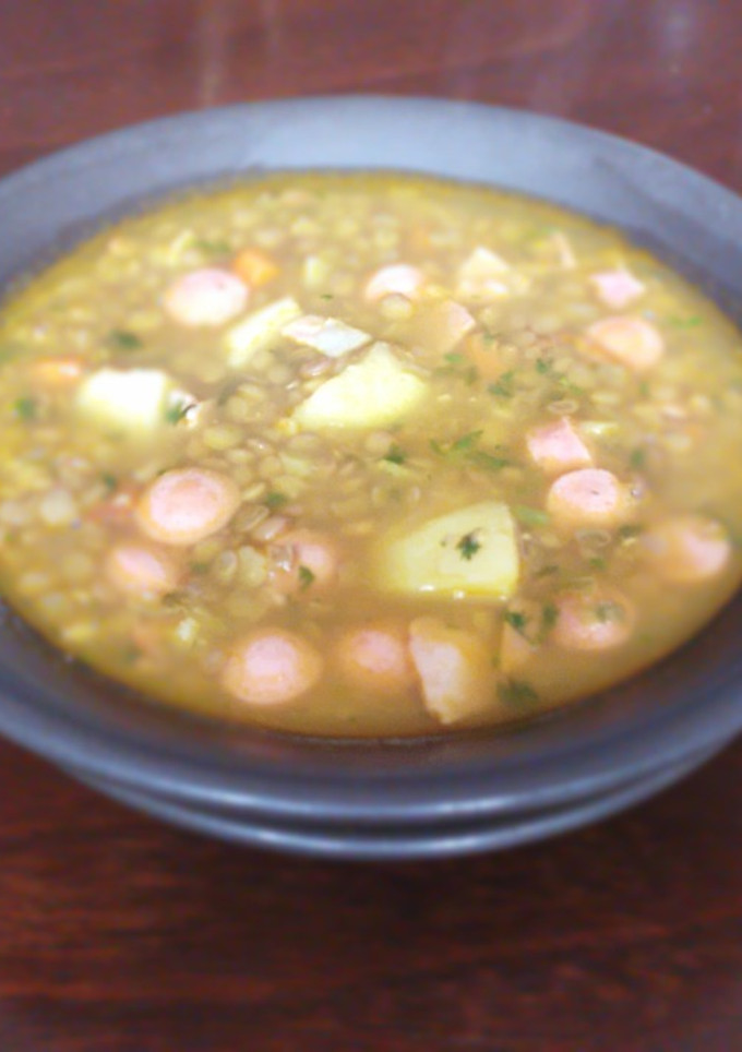 Una foto de Sopa de Lentejas con Salchicha y Tocineta