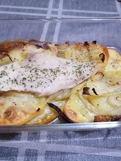 Una foto de Merluza con patatas al horno