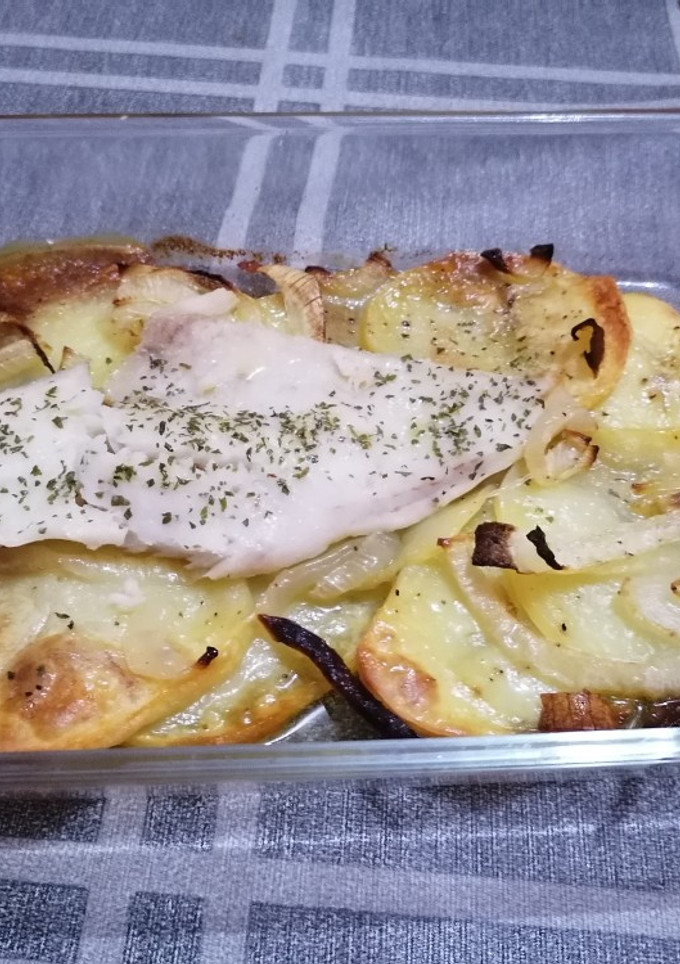 Una foto de Merluza con patatas al horno
