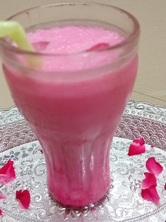 રોઝ લસ્સી (Rose Lassi Recipe In Gujarati) રેસીપી મુખ્ય ફોટો