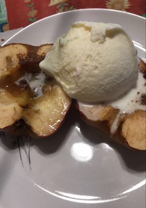Una foto de Manzana al horno con helado!