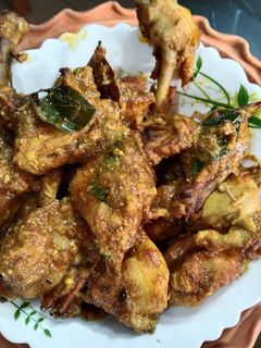 কারী পাতা দিয়ে চিকেন রেসিপির প্রধান ছবি