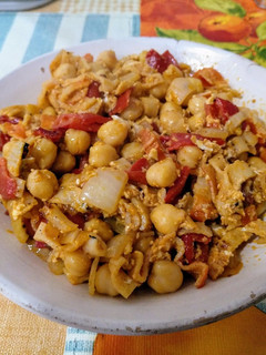 Una foto de Revuelto de surimi con garbanzos y pimientos de piquillo