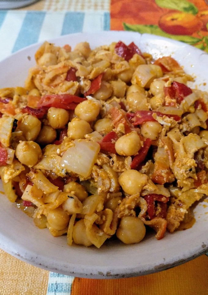 Una foto de Revuelto de surimi con garbanzos y pimientos de piquillo