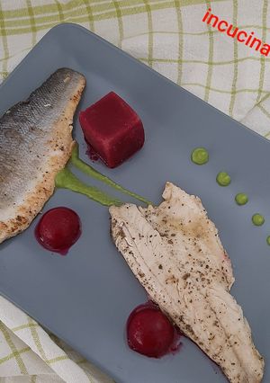 Foto di Filetti di branzino con crema di piselli e gelee' di barbabietol