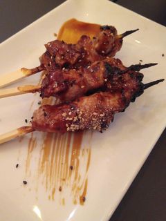 Una foto de Yakitoris de pollo