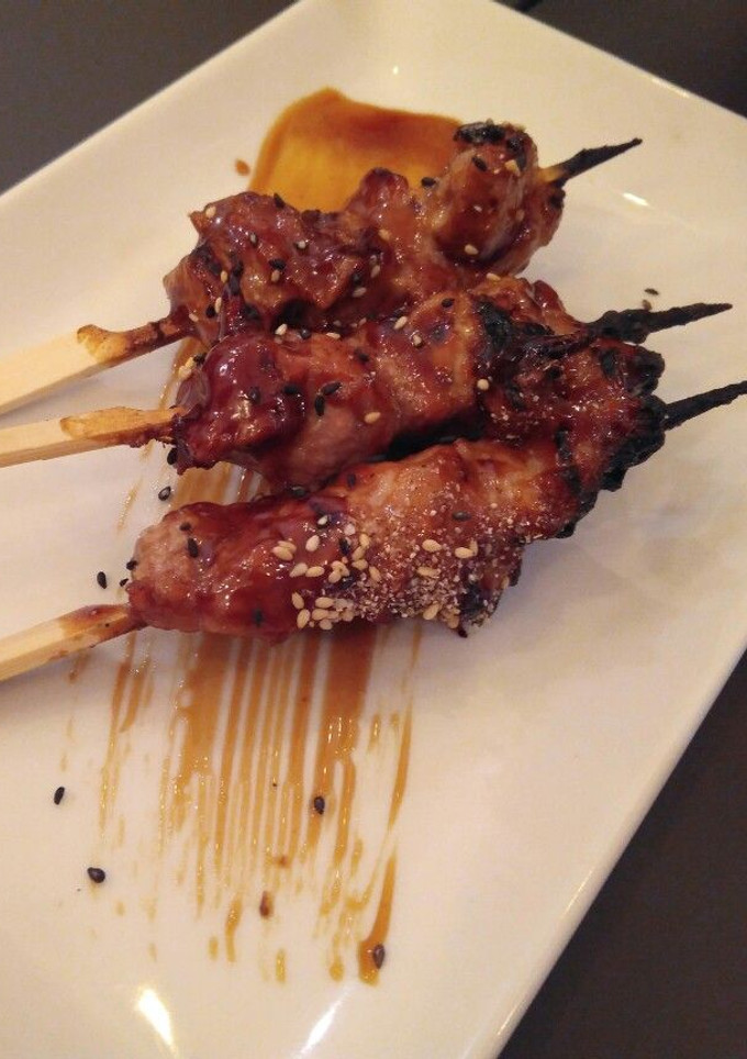 Una foto de Yakitoris de pollo