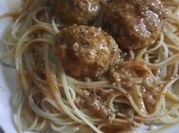 Una foto de fideos con salsa de carne