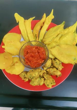 A picture of Pakoda platter.