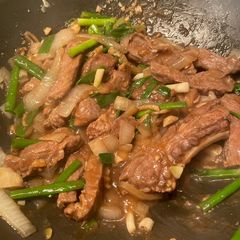 A picture of Stir-Fried Beef with Ginger and Green Onion.