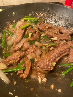 A picture of Stir-Fried Beef with Ginger and Green Onion.