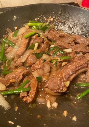 A picture of Stir-Fried Beef with Ginger and Green Onion.