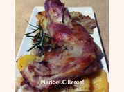 Una foto de paletilla cabrito horno
