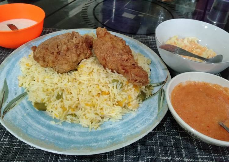Vegetable rice with fried chicken (رز بالخضار مع بروست)
