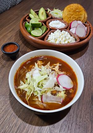 Una foto de Pozole rojo de pollo - Instant Pot