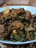 Ensalada tibia de escarola, rúcula, apio, uva y ajos confitados