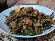Una foto de ensalada tibia de escarola