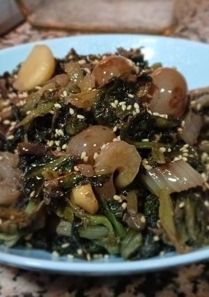 Una foto de Ensalada tibia de escarola, rúcula, apio, uva y ajos confitados