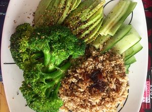 Una foto de Arroz Integral con Vegetales Crudos 🍚🥦🥒🥑