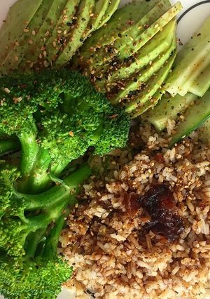 Una foto de Arroz Integral con Vegetales Crudos 🍚🥦🥒🥑