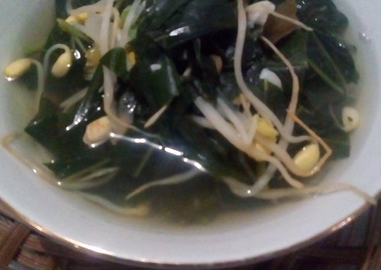 Sayur bening, touge kedelai, bengkoang dan daun gedi/kangkung bandung