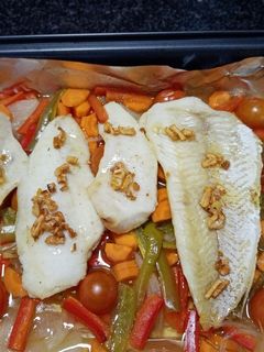 Una foto de Pescado al horno con verduras