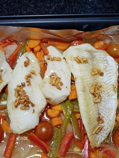 Una foto de Pescado al horno con verduras