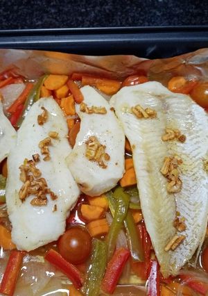 Una foto de Pescado al horno con verduras