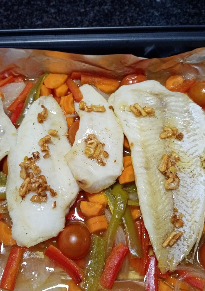 Una foto de Pescado al horno con verduras